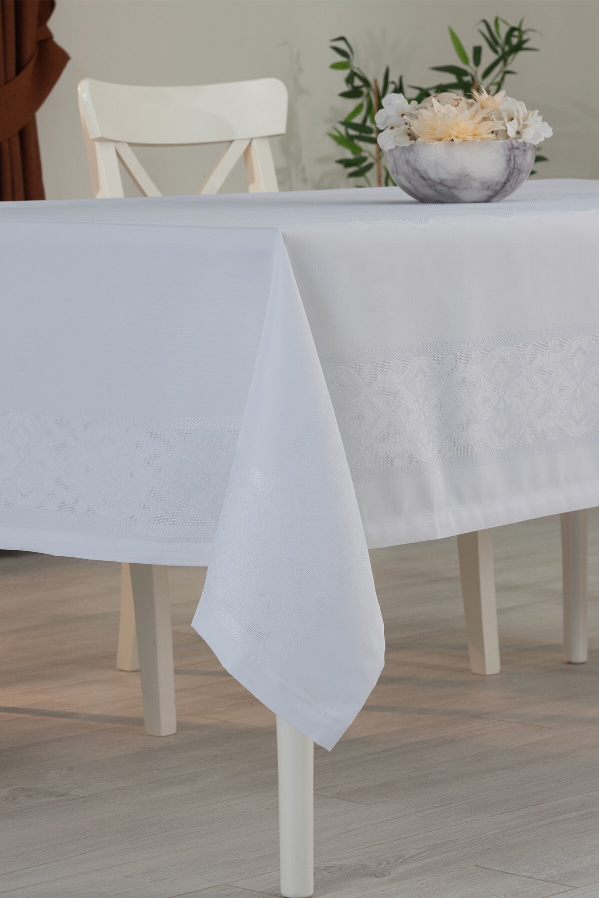 Tropikhome 160 x 220 Beyaz Sıvı İticilik Özellikli Jumbo Jakar Pano Masa Örtüsü — Beyaz