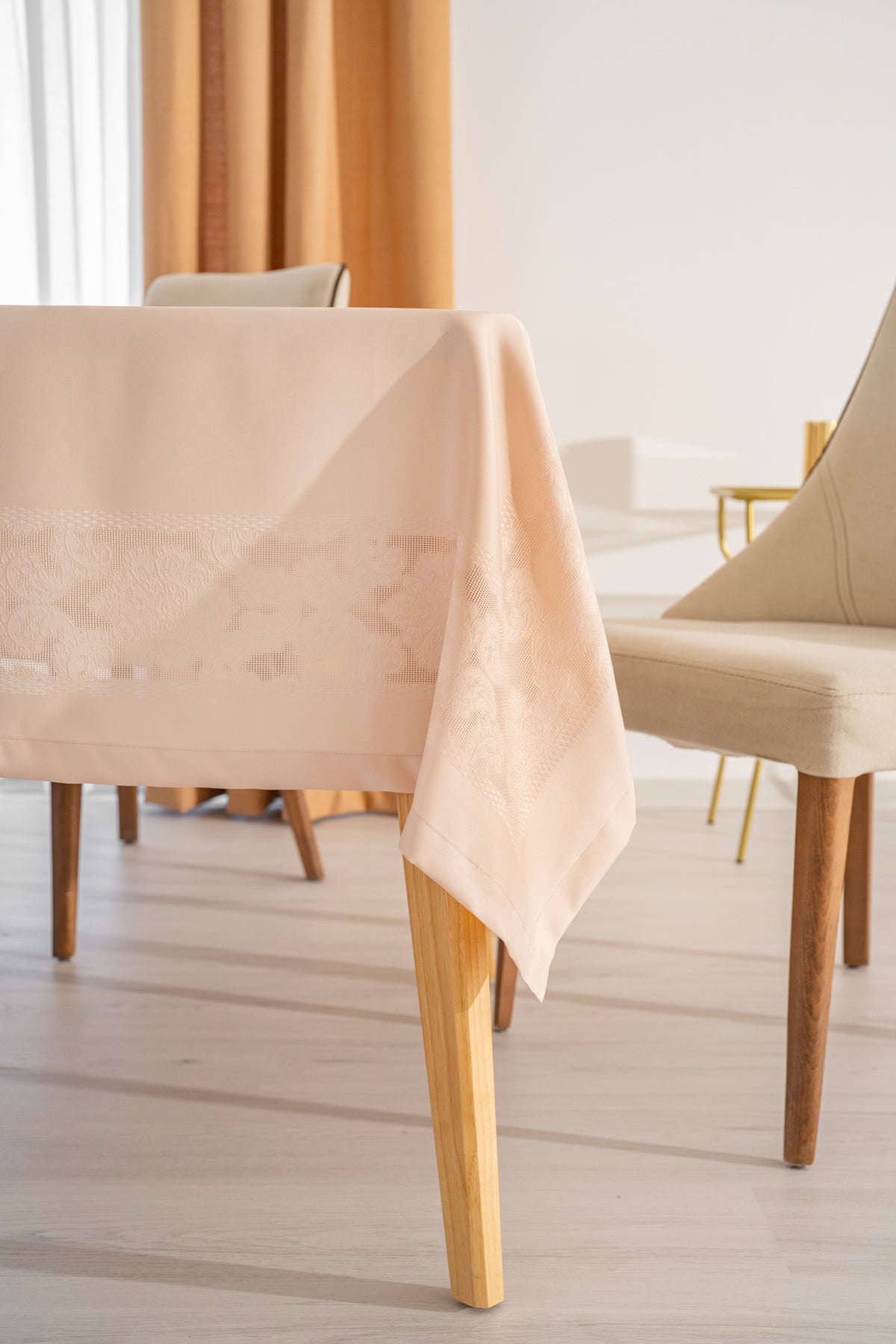 Tropikhome 160 x 220 Bej Sıvı İticilik Özellikli Jumbo Jakar Pano Masa Örtüsü — Bej