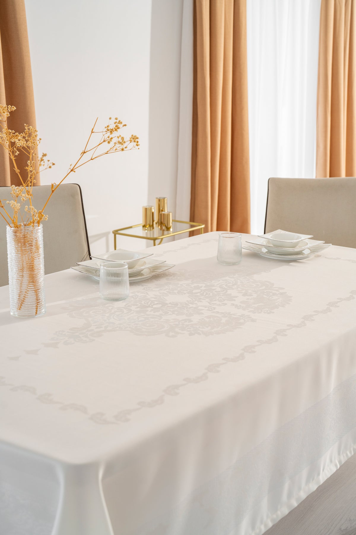 Tropikhome 160 x 260 Krem Sıvı İticilik Özellikli Jumbo Jakar Pano Masa Örtüsü — Krem