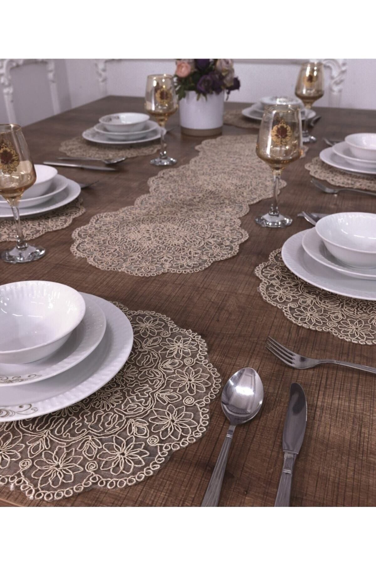 Tropikhome Nakışlı Bej 30 x 92 Runner + 30 x 30*6 Amerikan Servisli 7 Parça Sunum Yemek Seti — Bej
