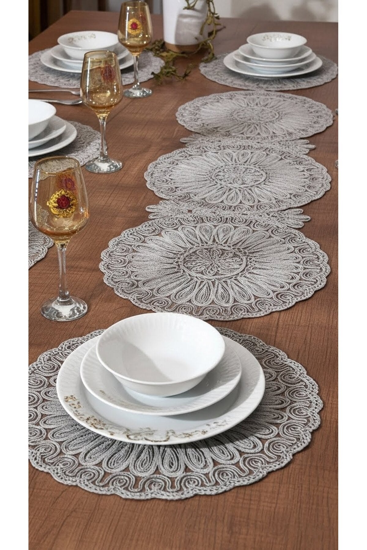 Tropikhome Nakışlı Gri 40 x 110 Runnerlı + 40 x 40*8 Amerikan Servisli 9 Parça Sunum Yemek Seti — Gri