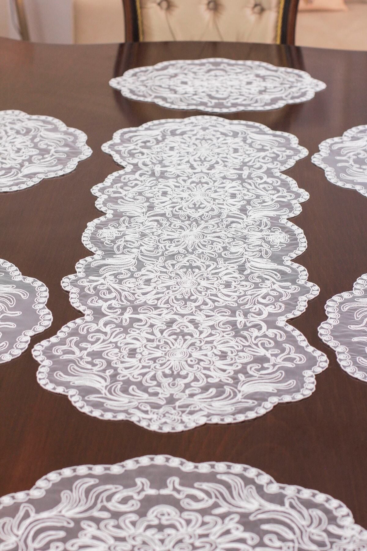 Tropikhome Nakışlı Ekru 40 x 110 Runner + 40 x 40*6 Amerikan Servisli 7 Parça Sunum Yemek Seti — Ekru