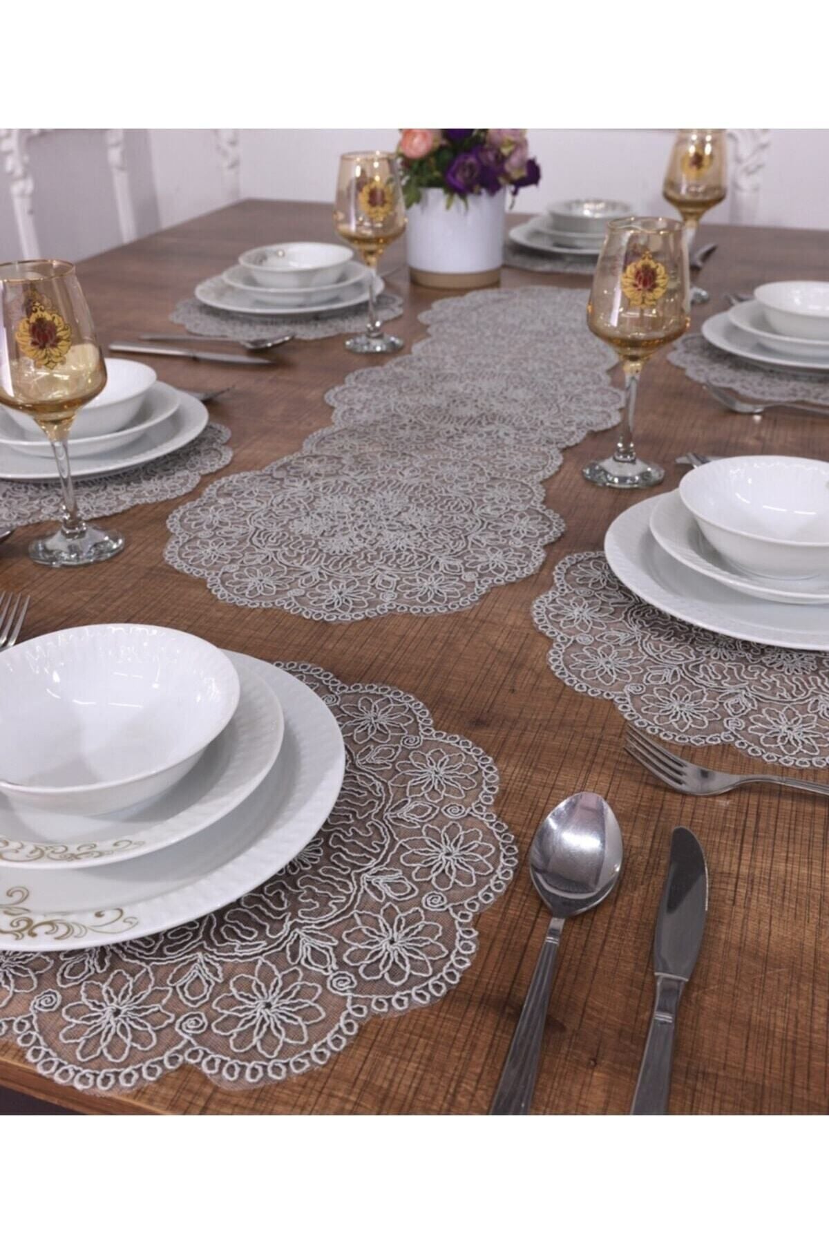 Tropikhome Nakışlı Gri 30 x 92 Runner + 30 x 30*6 Amerikan Servisli 7 Parça Sunum Yemek Seti — Gri