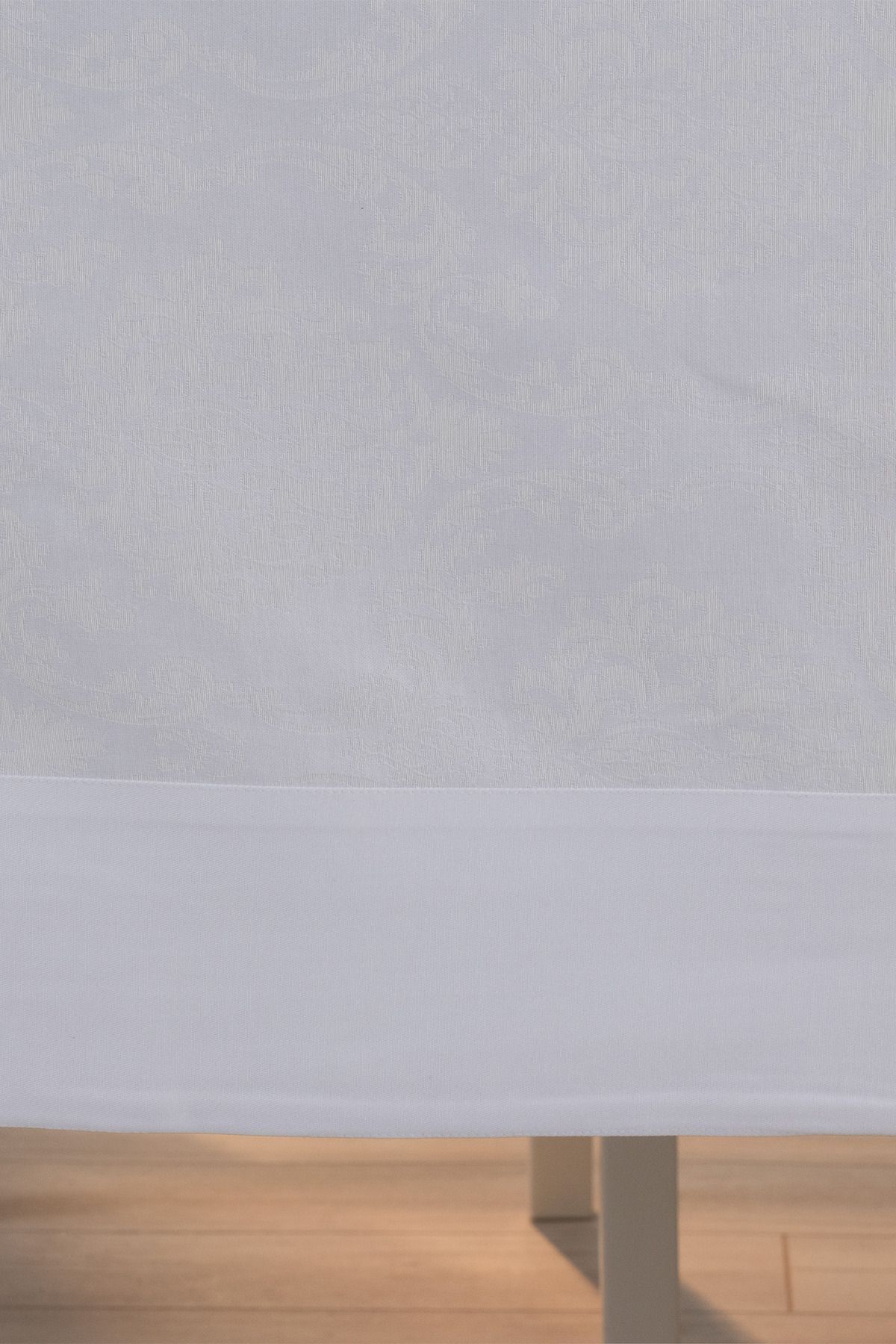 Tropikhome 160 x 220 Beyaz Pamuklu Damask Desenli Bordürlü Masa Örtüsü — Beyaz