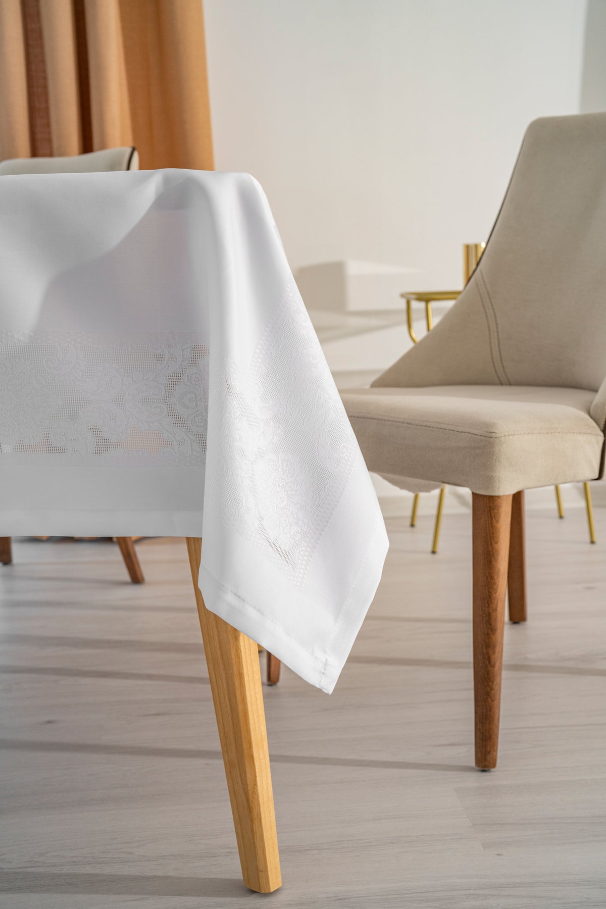 Tropikhome 160 x 220 Beyaz Sıvı İticilik Özellikli Jumbo Jakar Pano Masa Örtüsü — Beyaz
