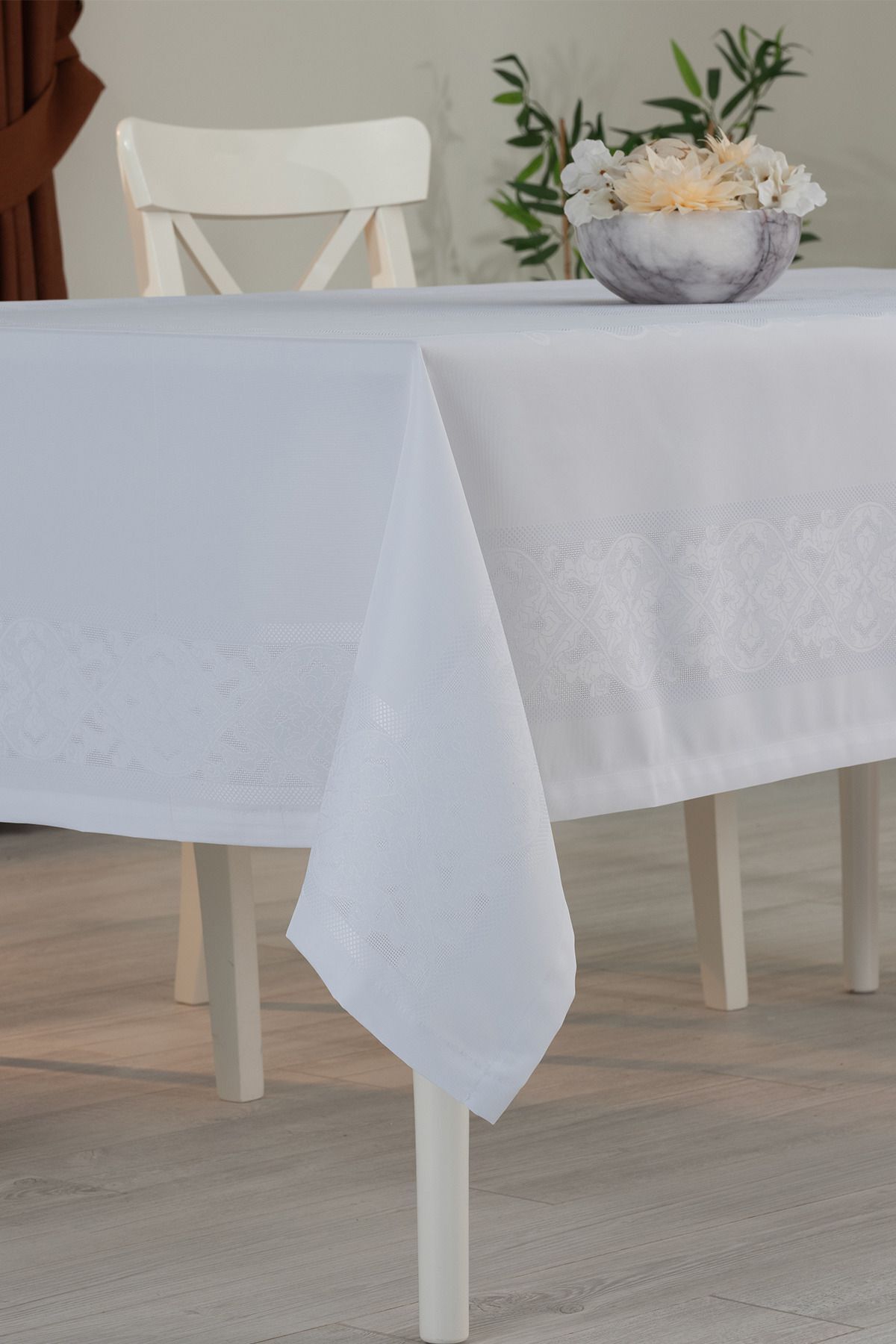 Tropikhome 160 x 220 Beyaz Sıvı İticilik Özellikli Jumbo Jakar Pano Masa Örtüsü — Beyaz