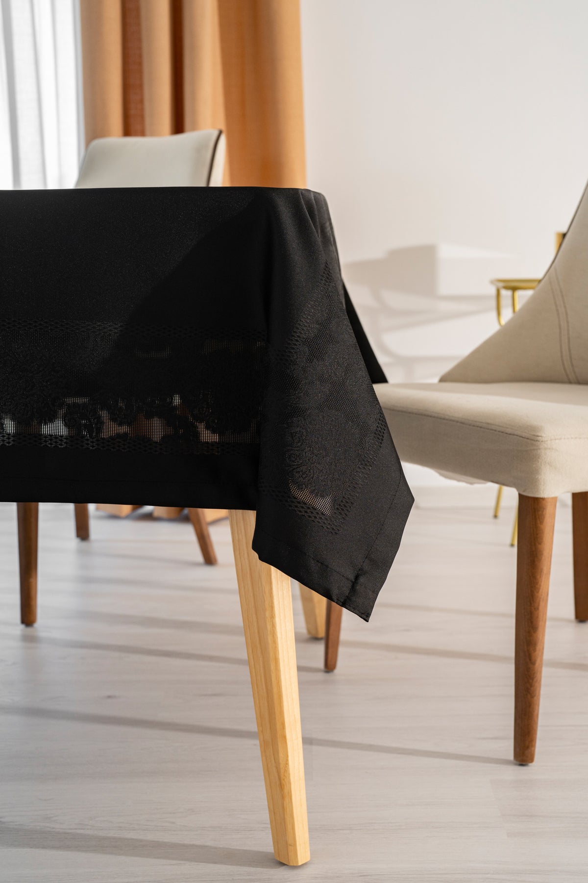 Tropikhome 110 x 160 Siyah Sıvı İticilik Özellikli Jumbo Jakar Pano Masa Örtüsü — Siyah