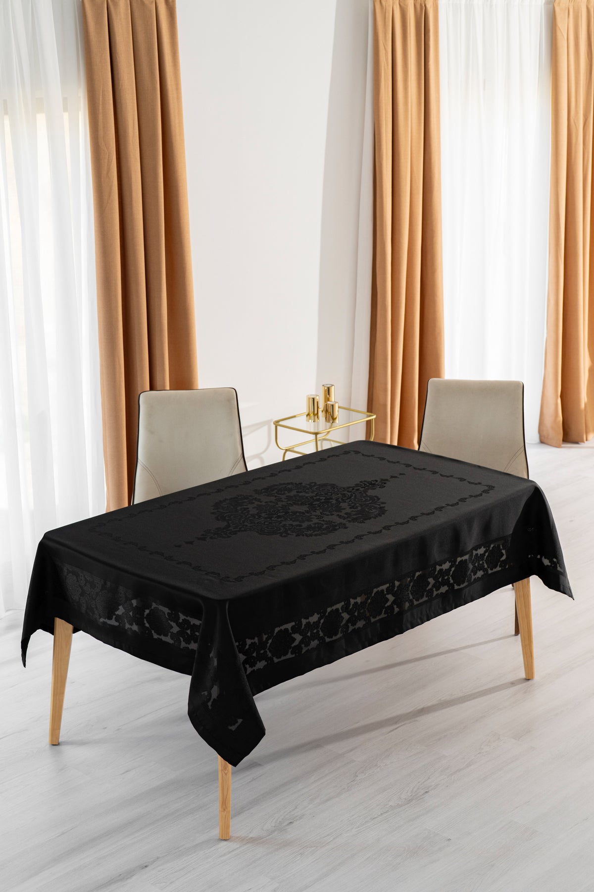 Tropikhome 110 x 160 Siyah Sıvı İticilik Özellikli Jumbo Jakar Pano Masa Örtüsü — Siyah
