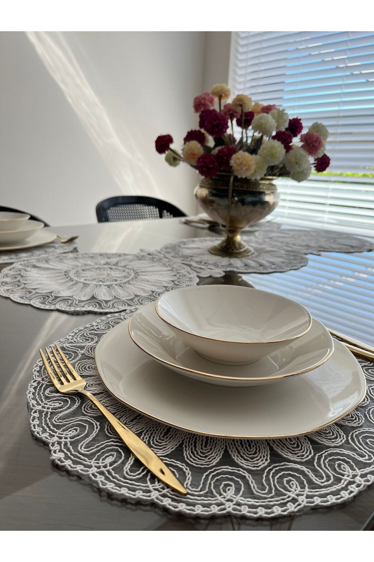 Tropikhome Nakışlı Ekru 40 x 110 Runnerlı + 40 x 40*6 Amerikan Servisli 7 Parça Sunum Yemek Seti — Ekru