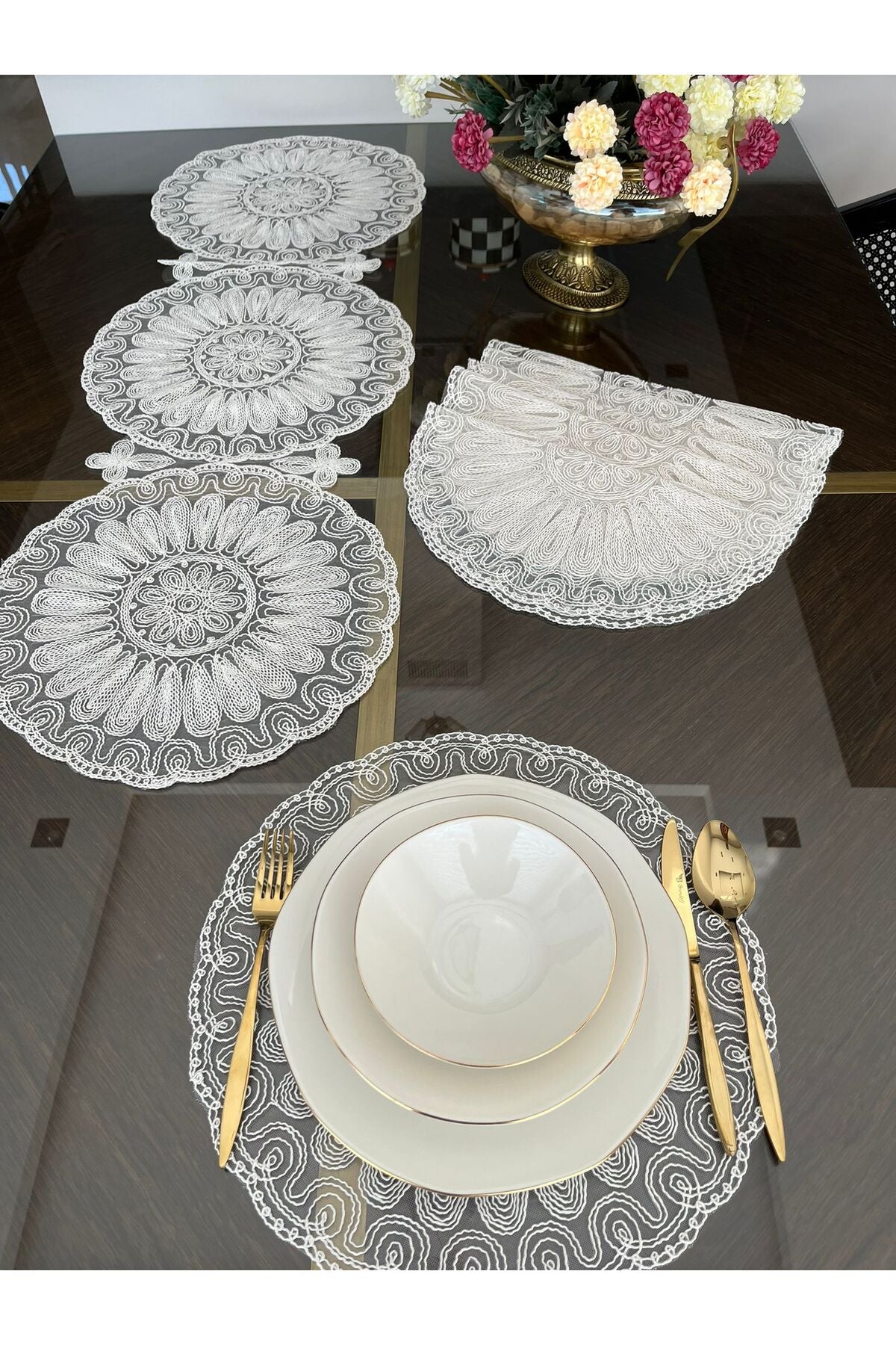 Tropikhome Nakışlı Ekru 40 x 110 Runnerlı + 40 x 40*6 Amerikan Servisli 7 Parça Sunum Yemek Seti — Ekru