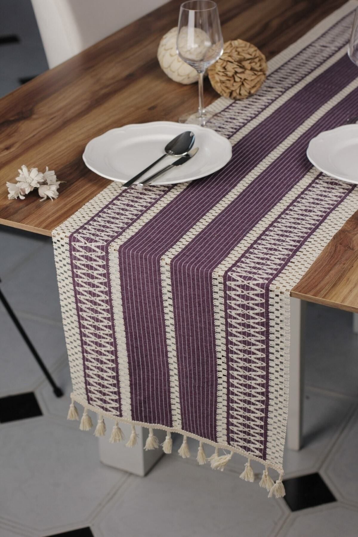 Ham Organik Pamuk Dantel Desenli Püsküllü Mor Runner 35x145 Cm  Masa Sunum Örtüsü — Mor