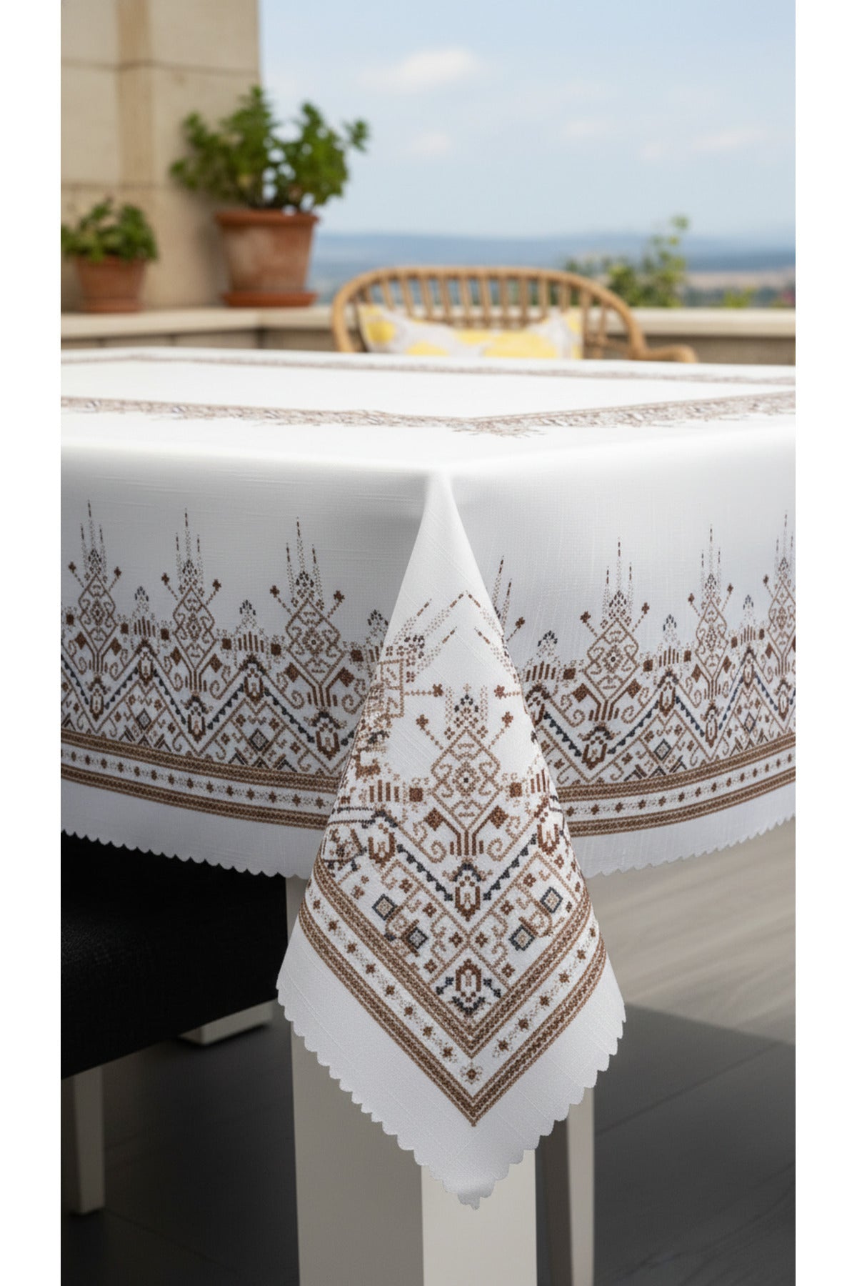 Tropikhome 150 x 220 Etnik Desenli Solma Yapmaz Dijital Baskılı Dertsiz Masa Örtüsü — Kahverengi