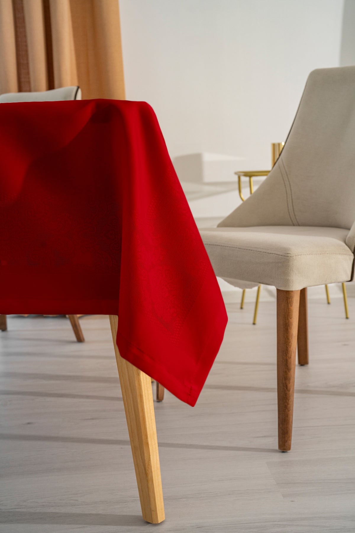 Tropikhome 160 x 220 Kırmızı Sıvı İticilik Özellikli Jumbo Jakar Pano Masa Örtüsü — Kırmızı