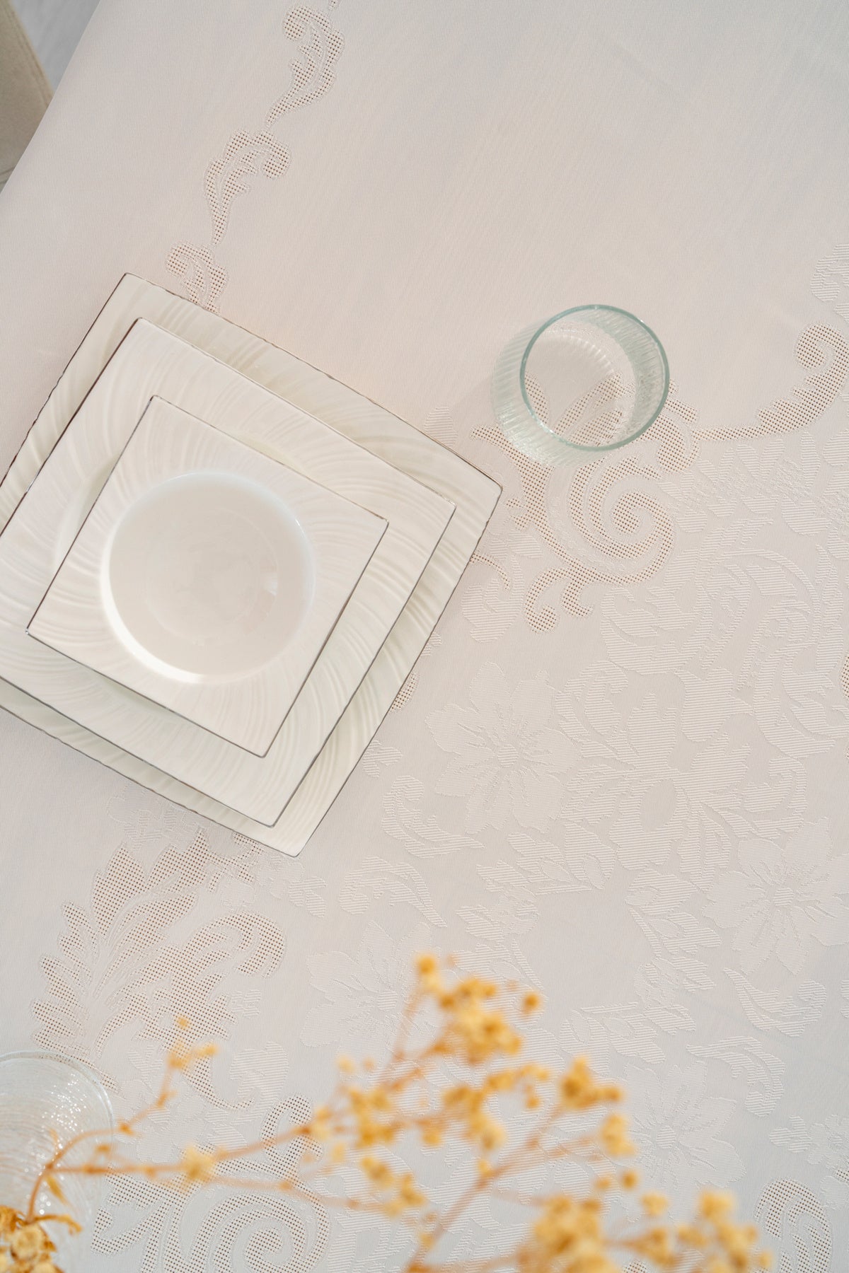 Tropikhome 160 x 260 Krem Sıvı İticilik Özellikli Jumbo Jakar Pano Masa Örtüsü — Krem