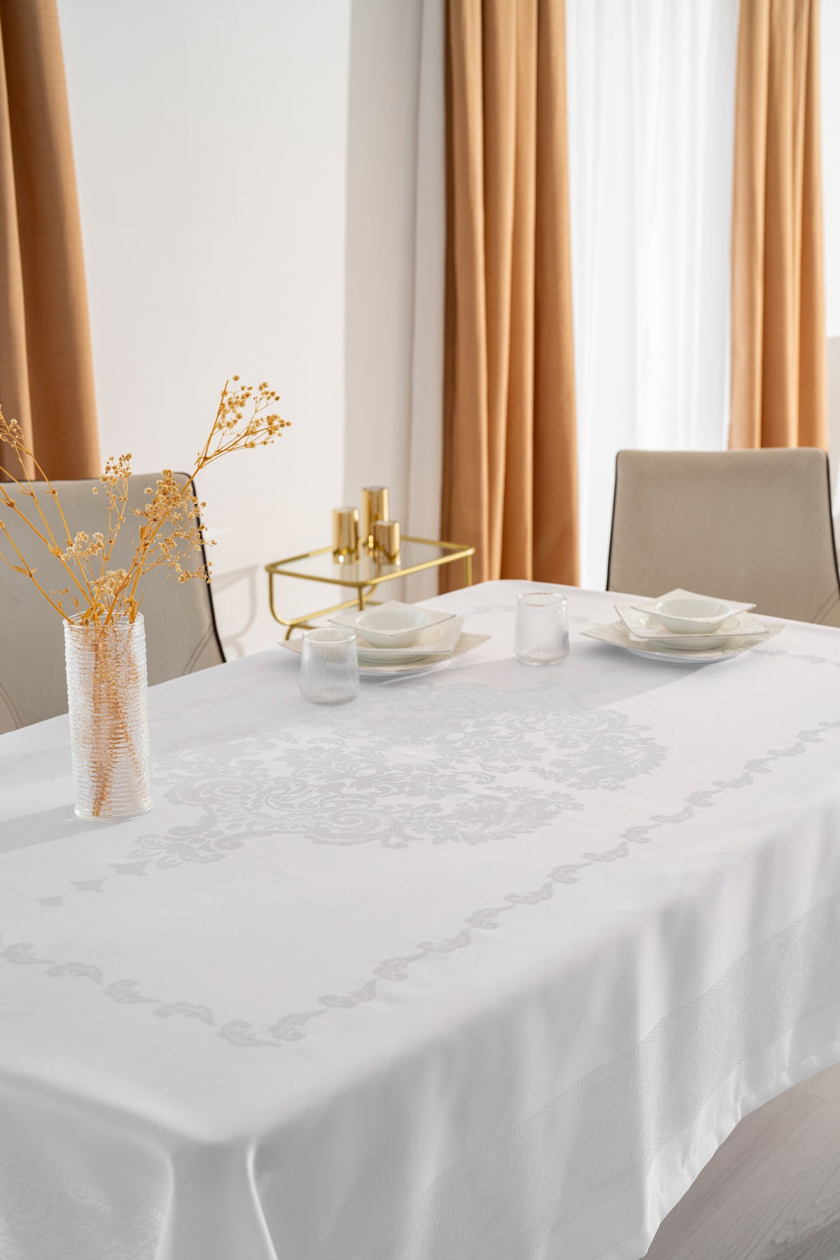 Tropikhome 160 x 220 Beyaz Sıvı İticilik Özellikli Jumbo Jakar Pano Masa Örtüsü — Beyaz
