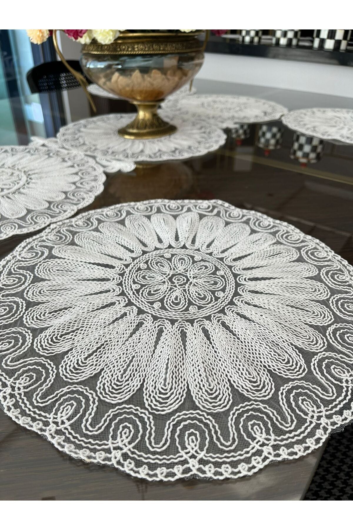 Tropikhome Nakışlı Ekru 40 x 110 Runnerlı + 40 x 40*6 Amerikan Servisli 7 Parça Sunum Yemek Seti — Ekru