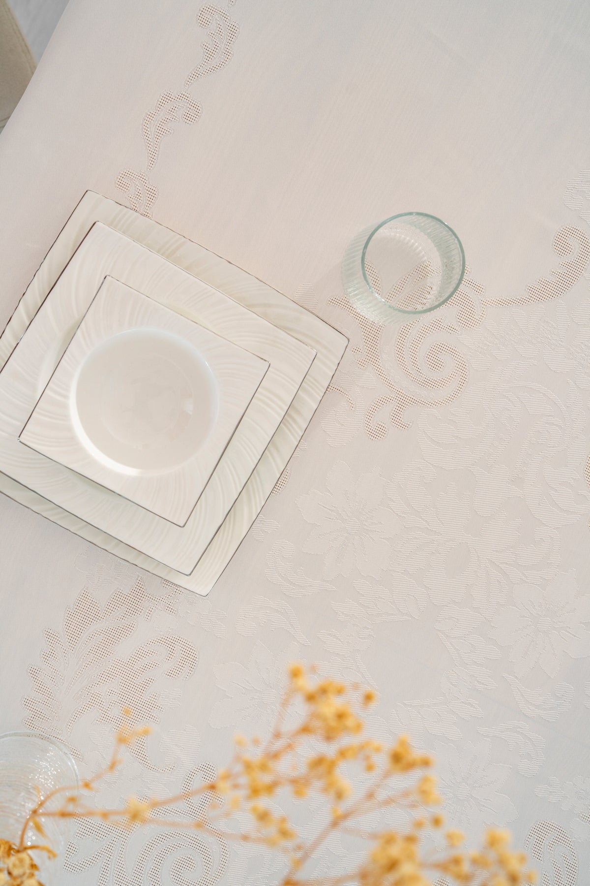 Tropikhome 160 x 260 Krem Sıvı İticilik Özellikli Jumbo Jakar Pano Masa Örtüsü — Krem