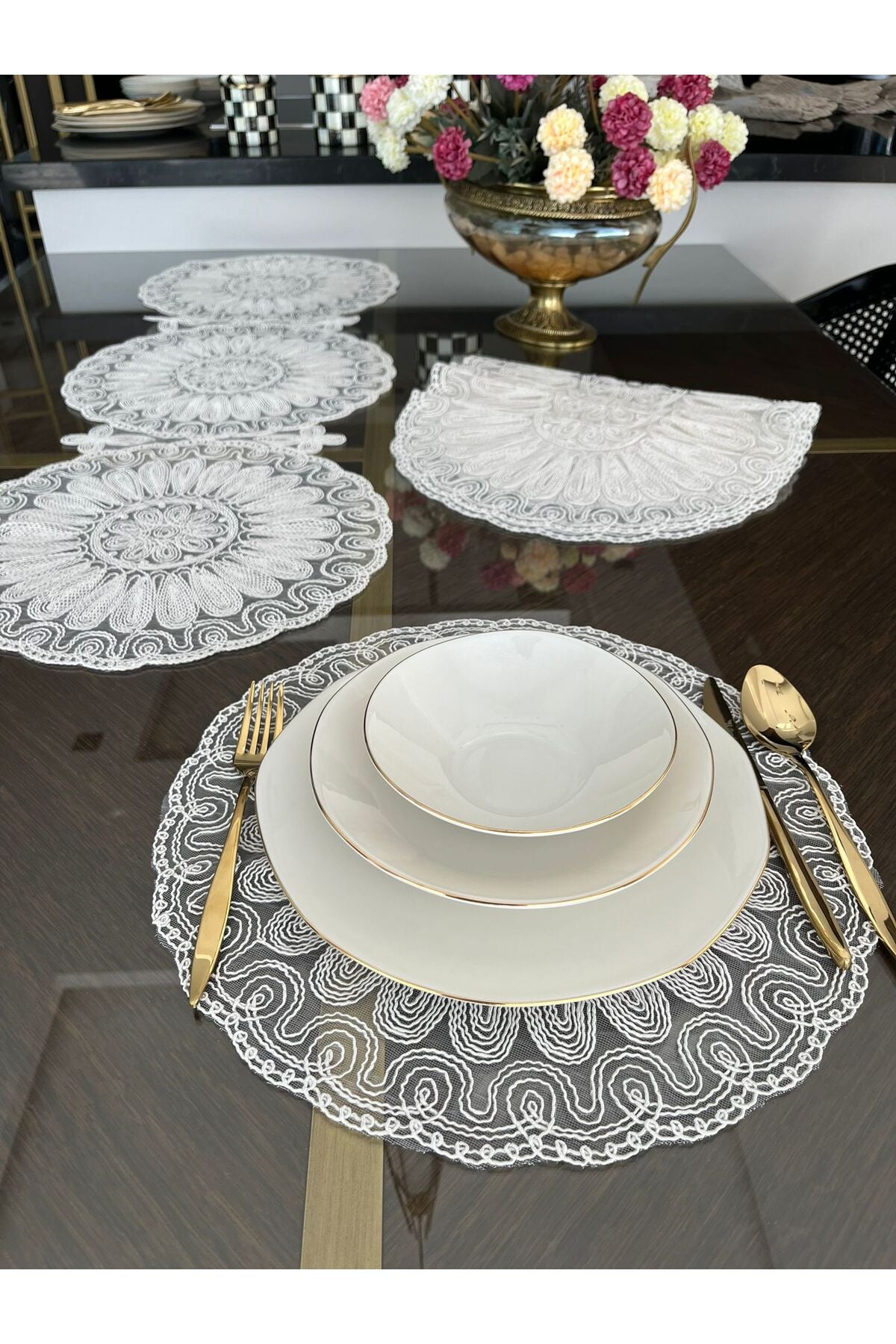 Tropikhome Nakışlı Ekru 40 x 110 Runnerlı + 40 x 40*6 Amerikan Servisli 7 Parça Sunum Yemek Seti — Ekru