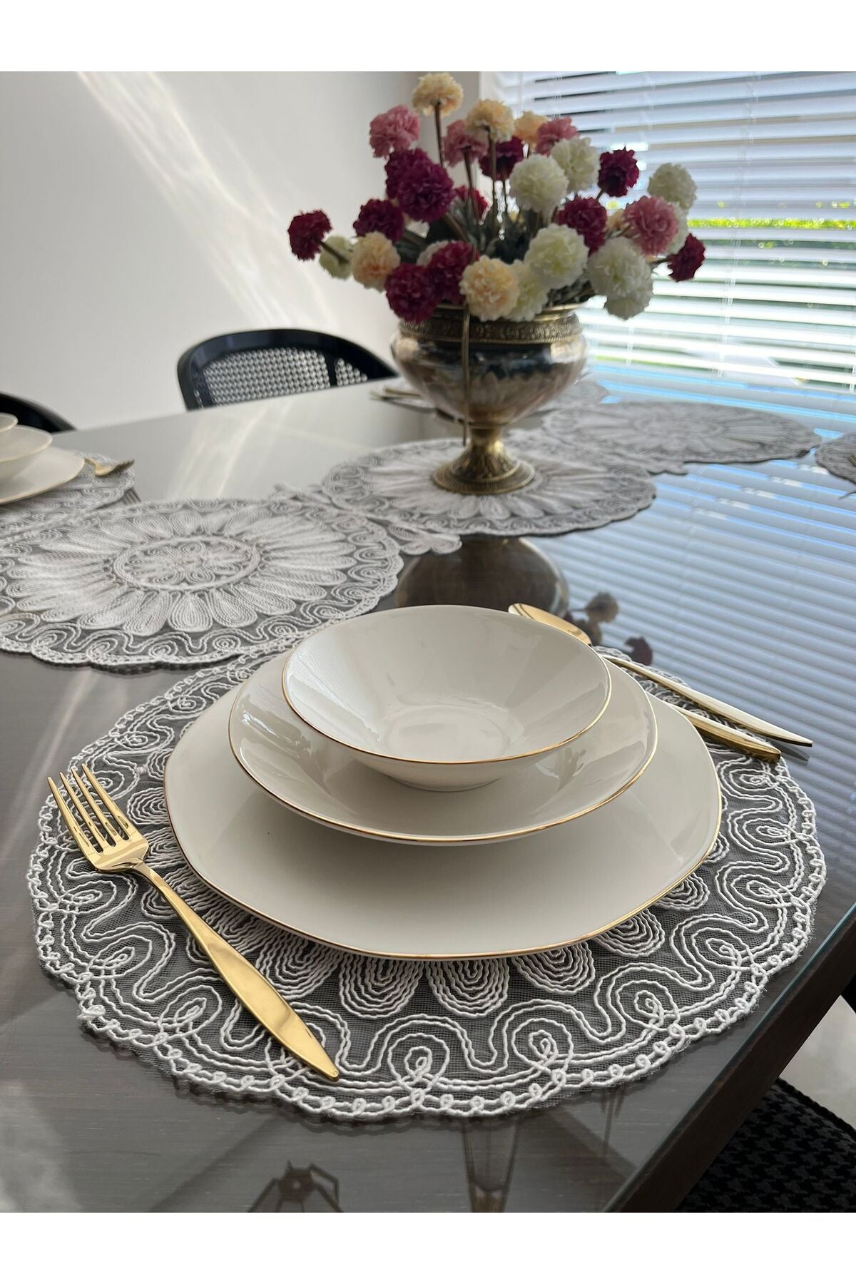 Tropikhome Nakışlı Ekru 40 x 110 Runnerlı + 40 x 40*6 Amerikan Servisli 7 Parça Sunum Yemek Seti — Ekru
