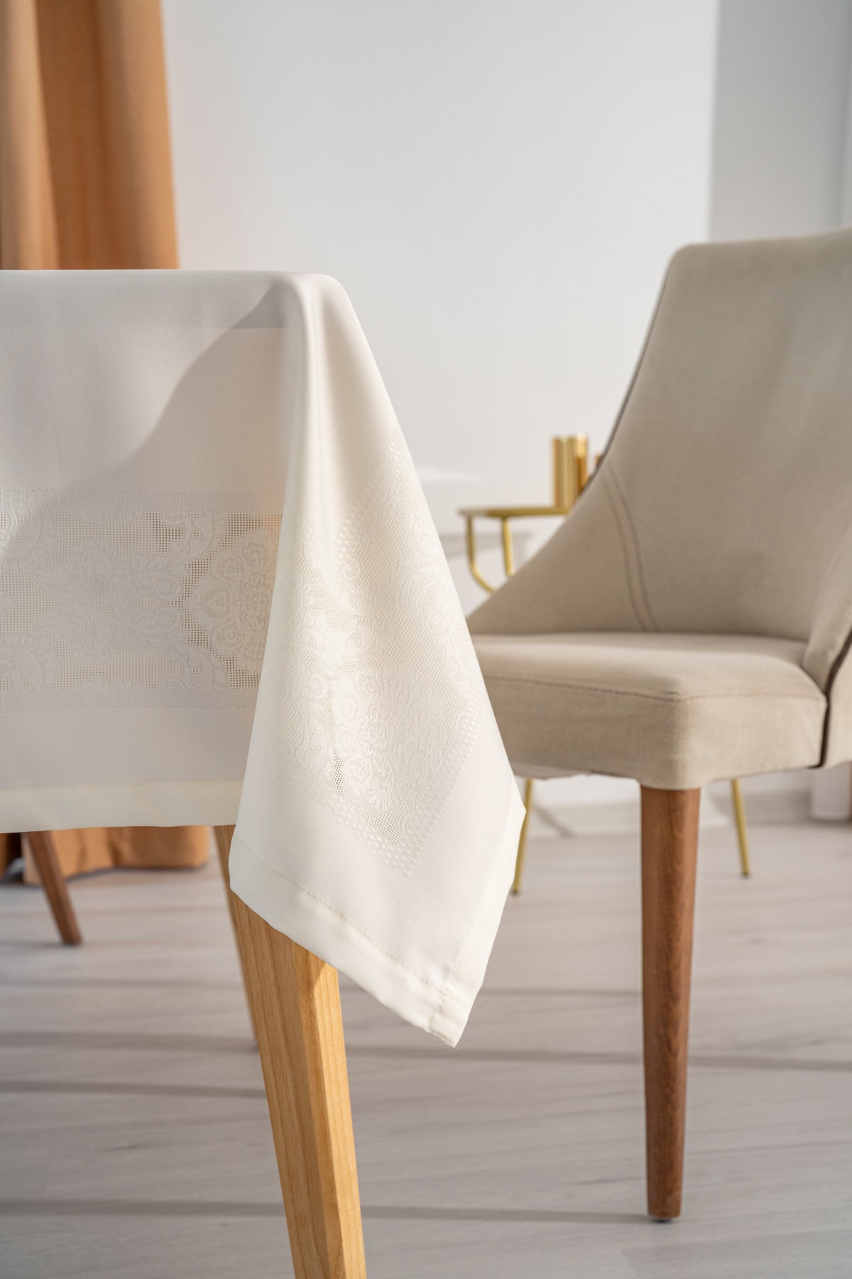 Tropikhome 160 x 260 Krem Sıvı İticilik Özellikli Jumbo Jakar Pano Masa Örtüsü — Krem