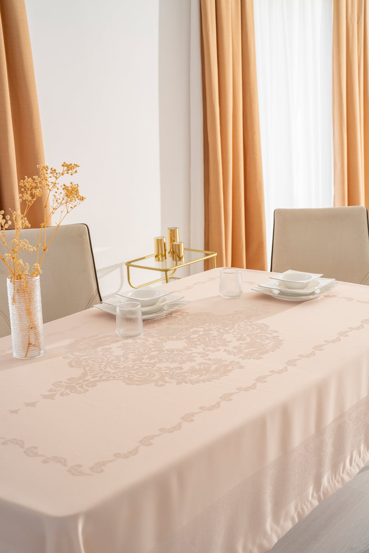 Tropikhome 160 x 220 Bej Sıvı İticilik Özellikli Jumbo Jakar Pano Masa Örtüsü — Bej