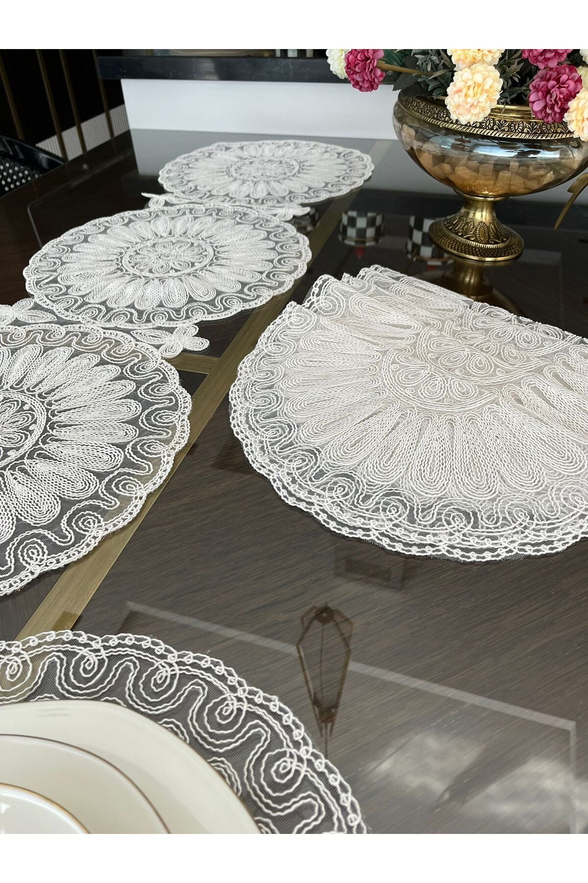 Tropikhome Nakışlı Ekru 40 x 110 Runnerlı + 40 x 40*6 Amerikan Servisli 7 Parça Sunum Yemek Seti — Ekru