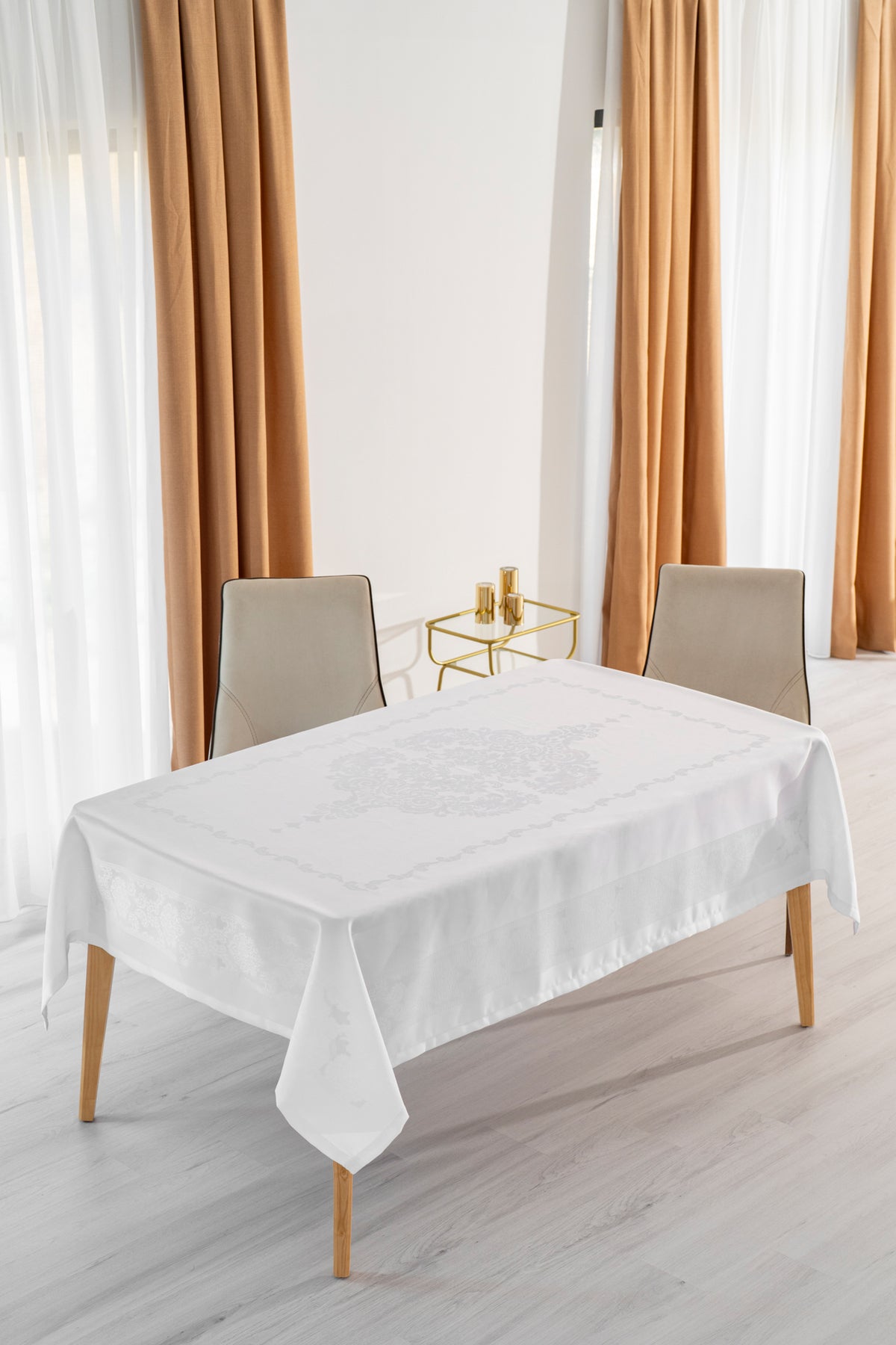 Tropikhome 160 x 220 Beyaz Sıvı İticilik Özellikli Jumbo Jakar Pano Masa Örtüsü — Beyaz